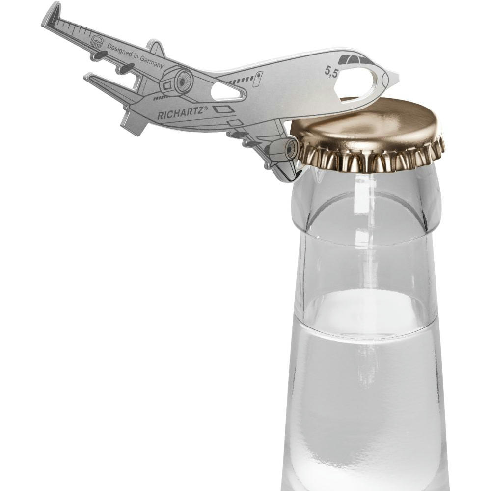 RICHARTZ SHAPE TOOL plane öffnet eine Glasflasche mit Kronkorken – Flaschenöffner zum Bedrucken mit Ihrem Logo