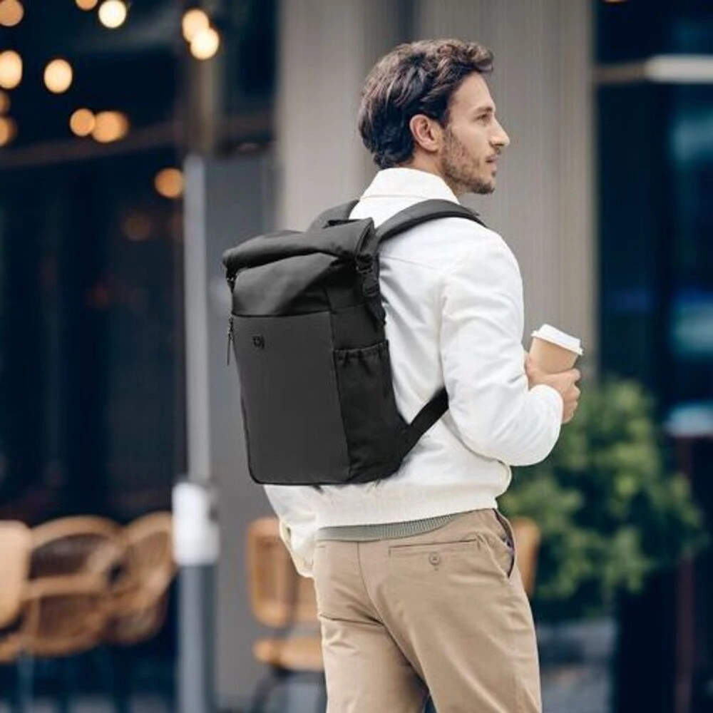 Mann trägt Wenger UrbanOne Roll-Top 15.6 Zoll Laptop-Rucksack – stilvoller Werbeartikel mit Logo für Business, Pendeln und Alltag