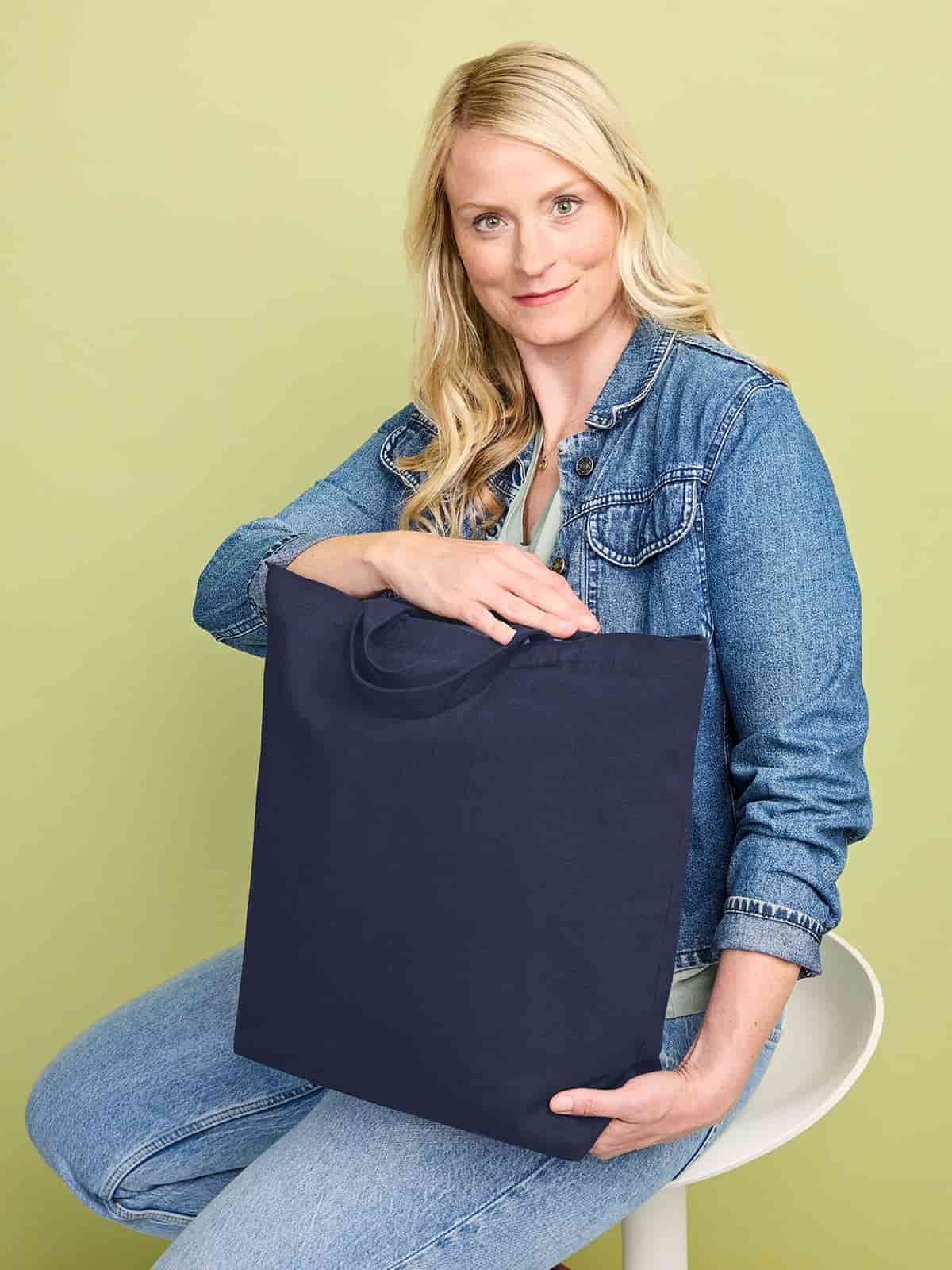 Frau mit Halfar Freizeit Shopper ORGANIC in Marine – stilvolle nachhaltige Einkaufstasche für Alltag