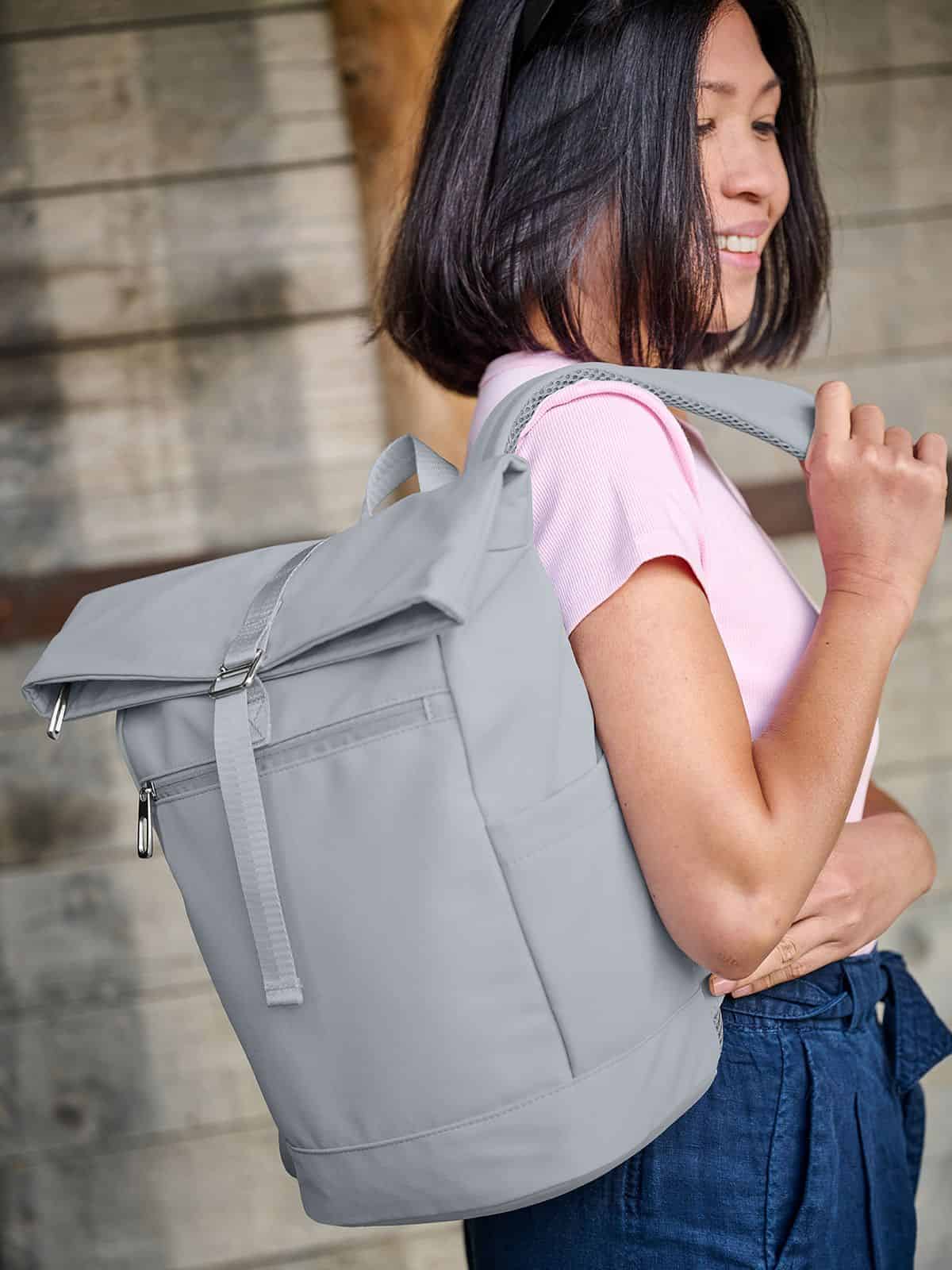 Frau mit Halfar Rucksack STAR S in Eisblau – moderner Werbeartikel Rucksack für Alltag und Freizeit