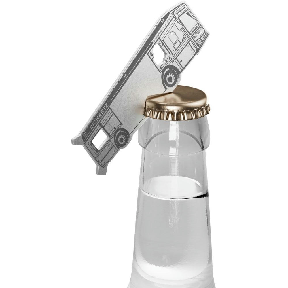 RICHARTZ SHAPE TOOL bus öffnet eine Glasflasche mit Kronkorken – Flaschenöffner zum Bedrucken mit Ihrem Logo