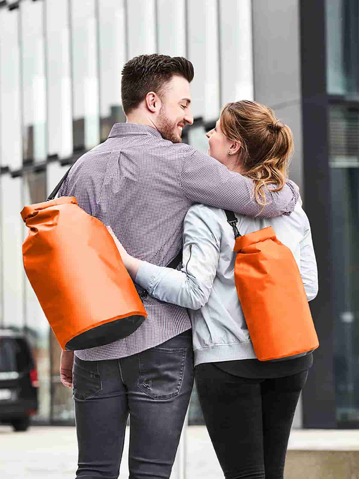 Halfar Drybag SPLASH Mann und Frau mit Halfar Drybag Splash Rucksäcken – Werbeartikel Rucksack mit Logo für Freizeit und Promotion