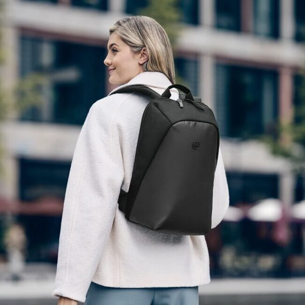 Frau trägt Wenger UrbanOne Light 14 Zoll Laptop-Rucksack – stilvoller Werbeartikel mit Logo für Business, Pendeln und Alltag