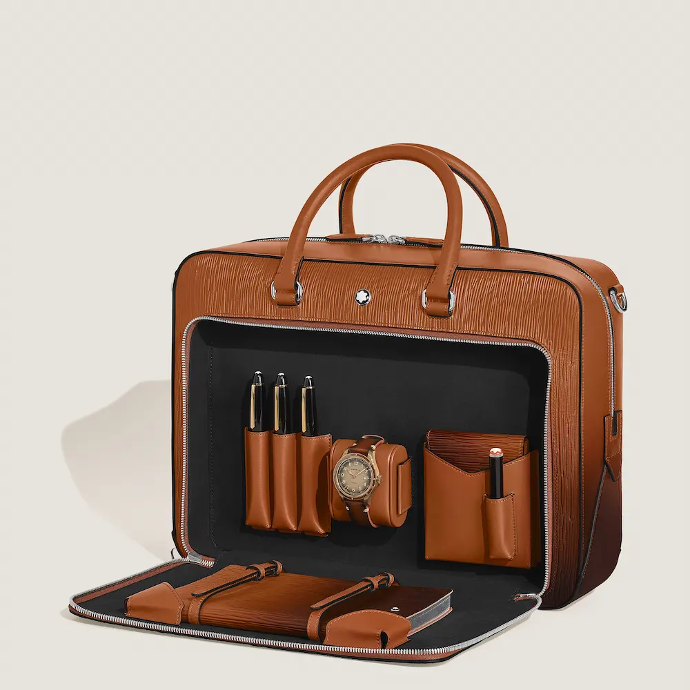 Montblanc Writing Traveler Schreibmappe Innenansicht, durchdachte Fächeraufteilung für Dokumente, Schreibgeräte und Zubehör, stilvolle Organisation für Business, Reisen und Meetings.