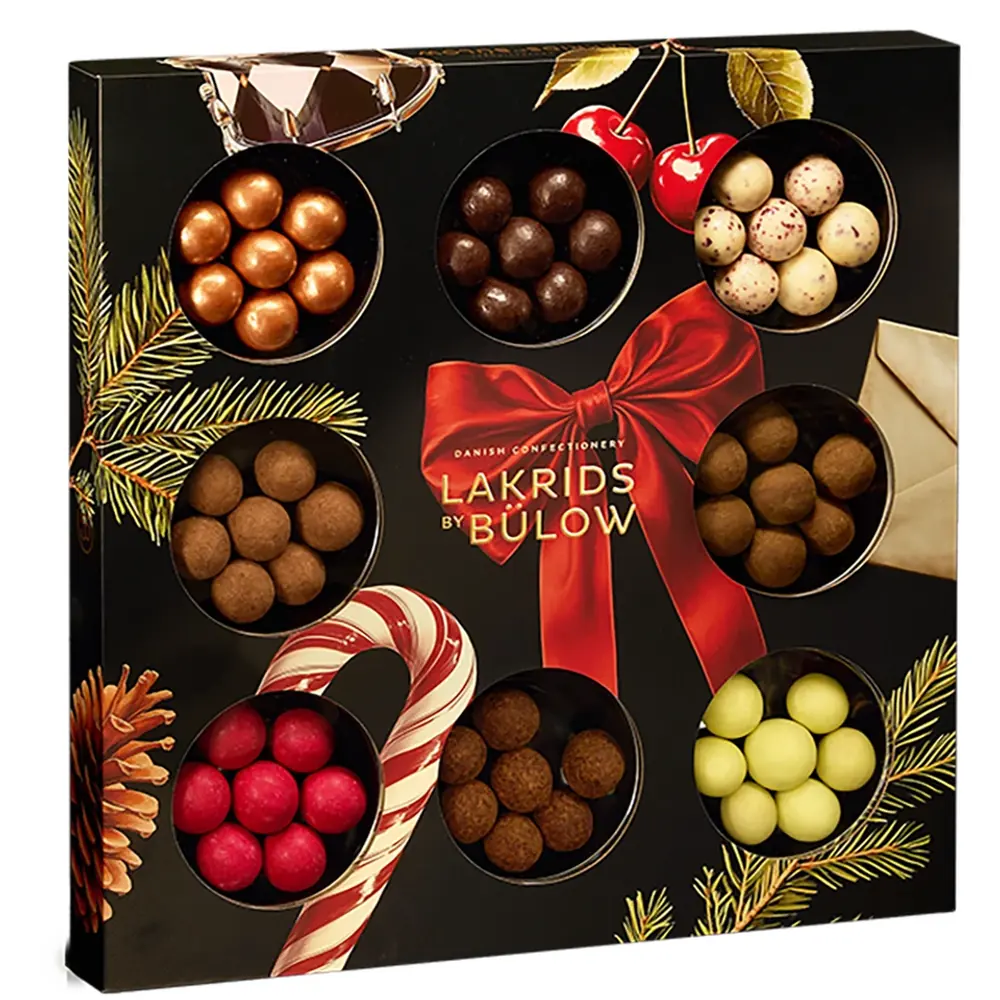 Lakrids by Bülow Winter Selection Box mit acht Fächern Lakritzkugeln und roter Schleife – Lakritz Geschenkbox