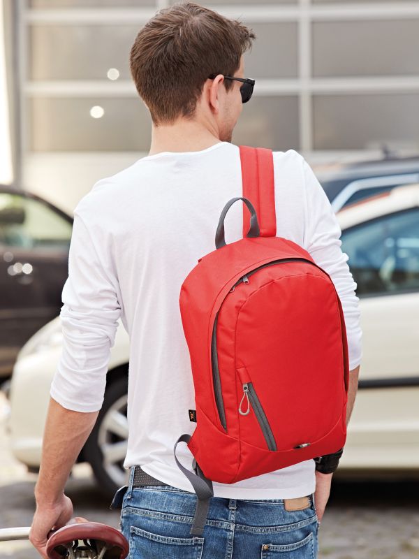 Junger Mann mit Halfar Rucksack Solution als personalisiertes Werbemittel