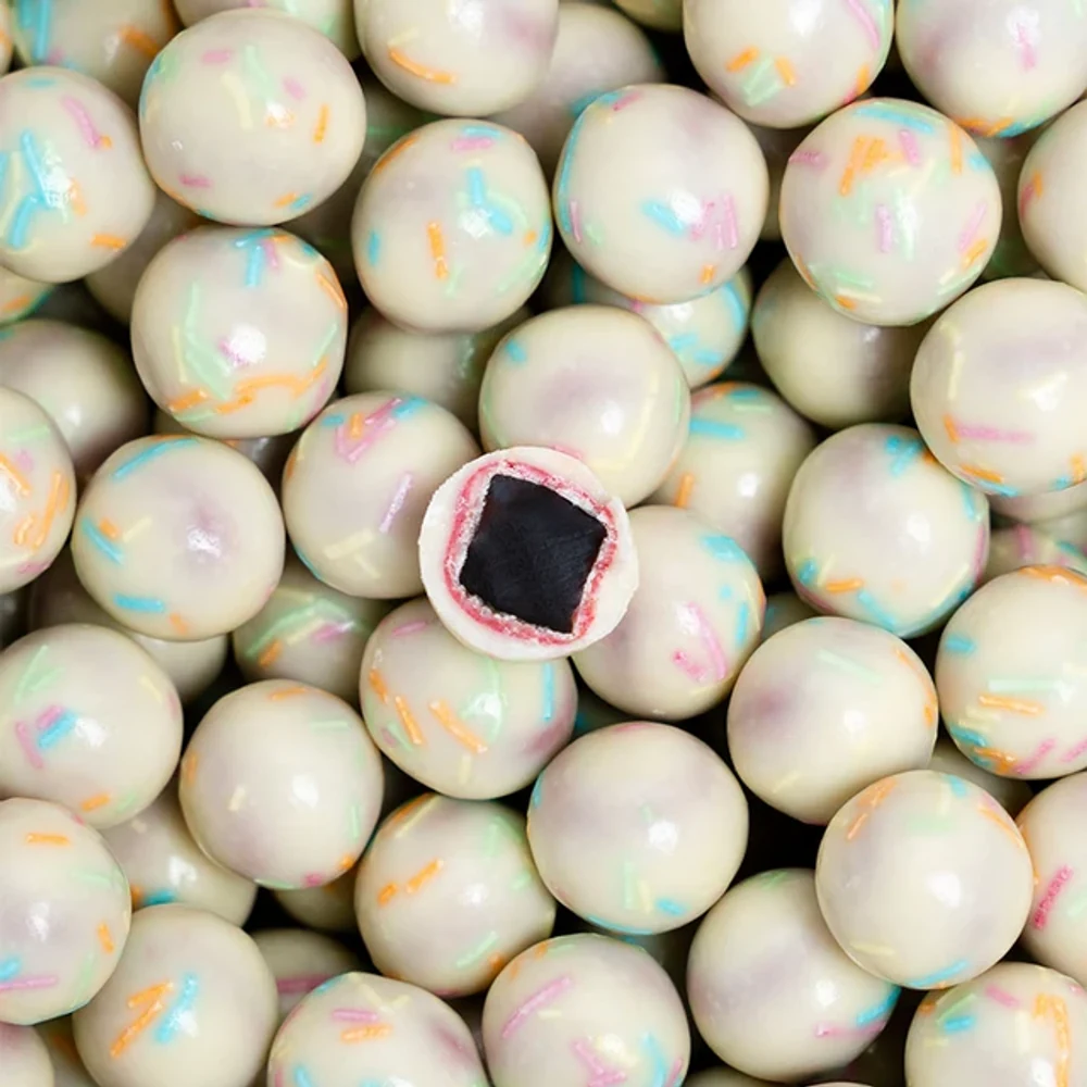 Lakrids by Bülow Confetti Cake Kugeln mit Streuseln, eine angeschnitten – Lakritz für Feiern im Team