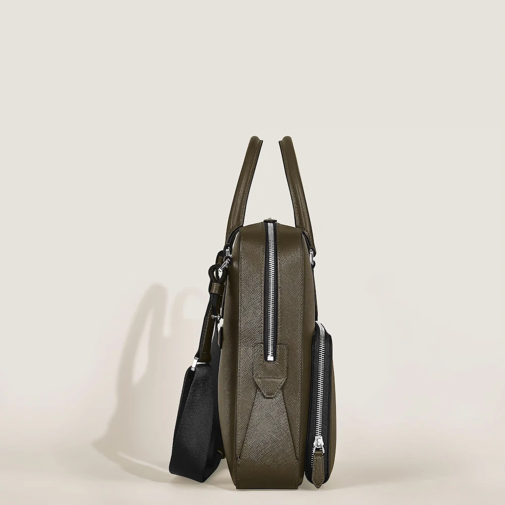 Montblanc Mittelgroße Schreibmappe mit Tasche aus Sartorial Leder Seitenansicht, schlanke Schreibmappe mit integrierter Tasche und edlem Sartorial-Leder, exklusives Accessoire für anspruchsvolle Geschäftsleute.