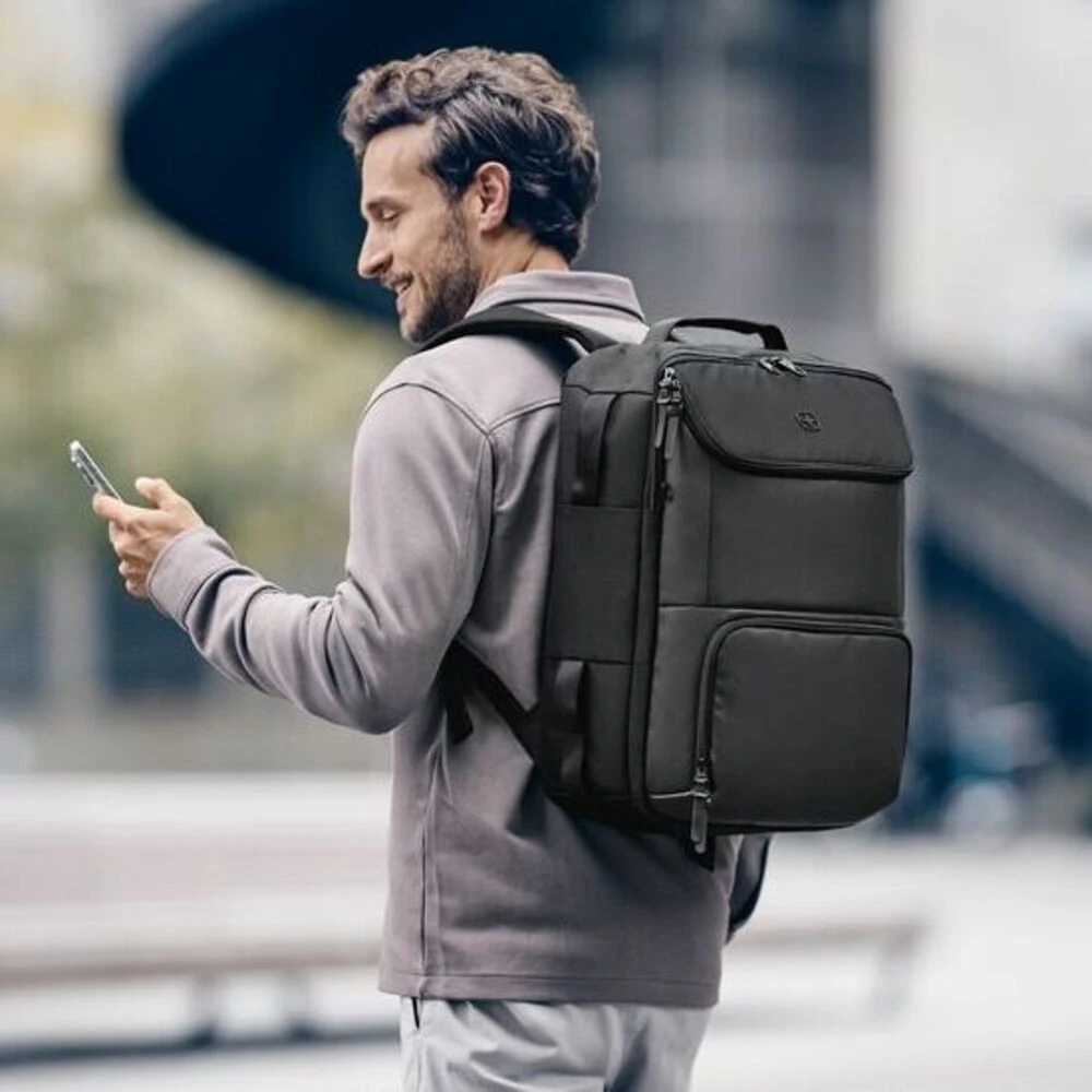 Wenger UrbanOne Travel Backpack, 15.6" Laptop Backpack Wenger Urban One Rucksack im Einsatz bei einem Mann – praktischer Werbeartikel für Alltag, Arbeit und Business