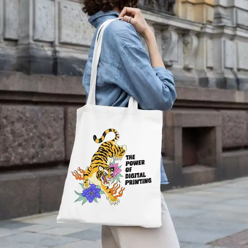 Baumwoll-Umhängetasche (Öko-Tex, 140 g/m², 38x42 cm, weiß) mit Digitaldruck – Tasche mit farbigem Tiger-Print und Schriftzug, als Werbeartikel