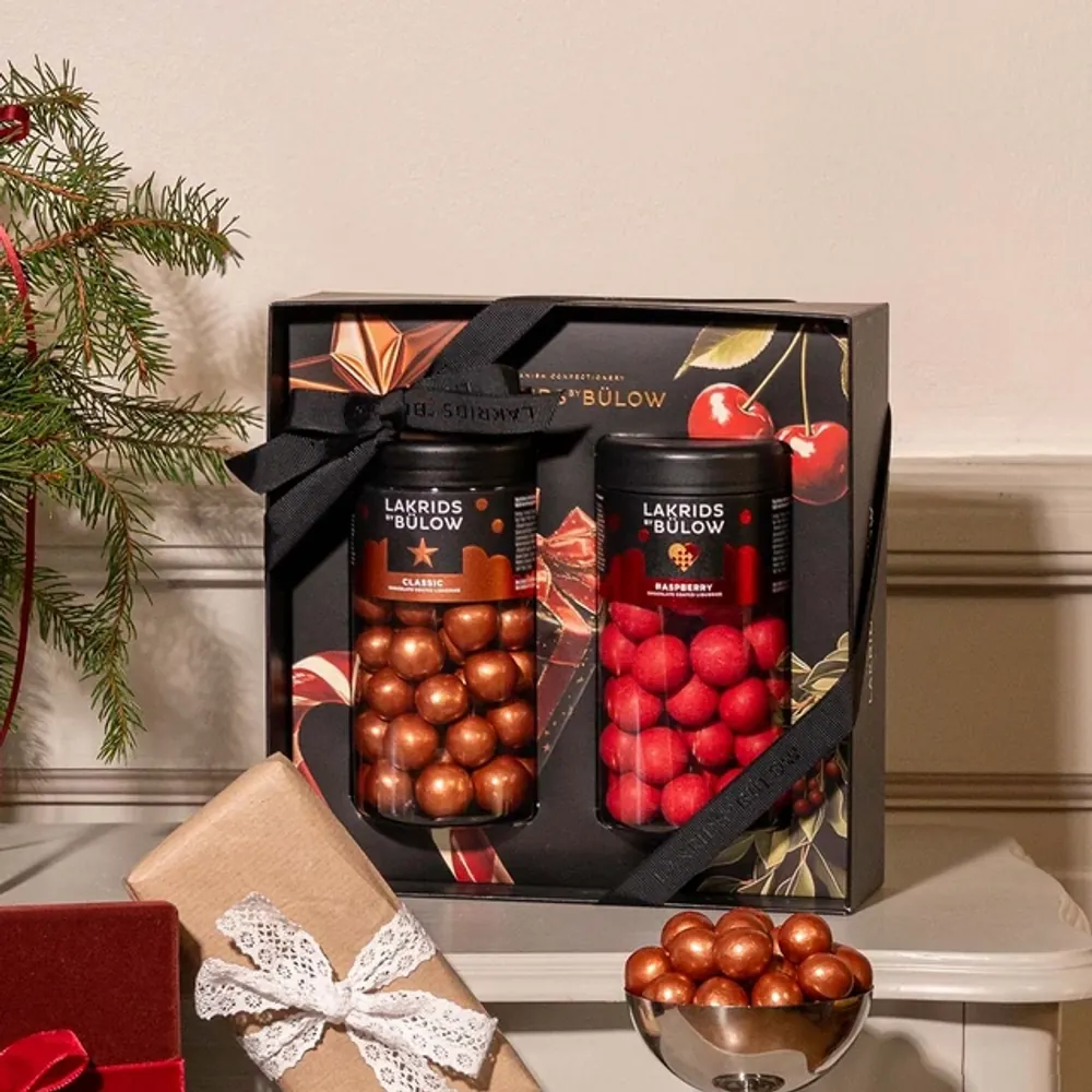 Black Box Classic & Raspberry Lakrids by Bülow, 540 g Lakrids by Bülow Black Box Classic & Raspberry mit zwei Regular-Dosen neben Geschenken – Firmengeschenk