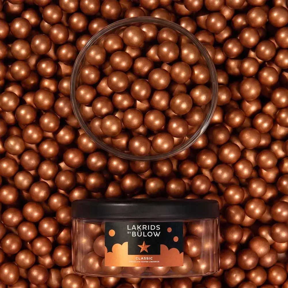 Lakrids by Bülow Classic Caramel Large-Dose zwischen kupfernen Kugeln – Weihnachtsgeschenk fürs Team