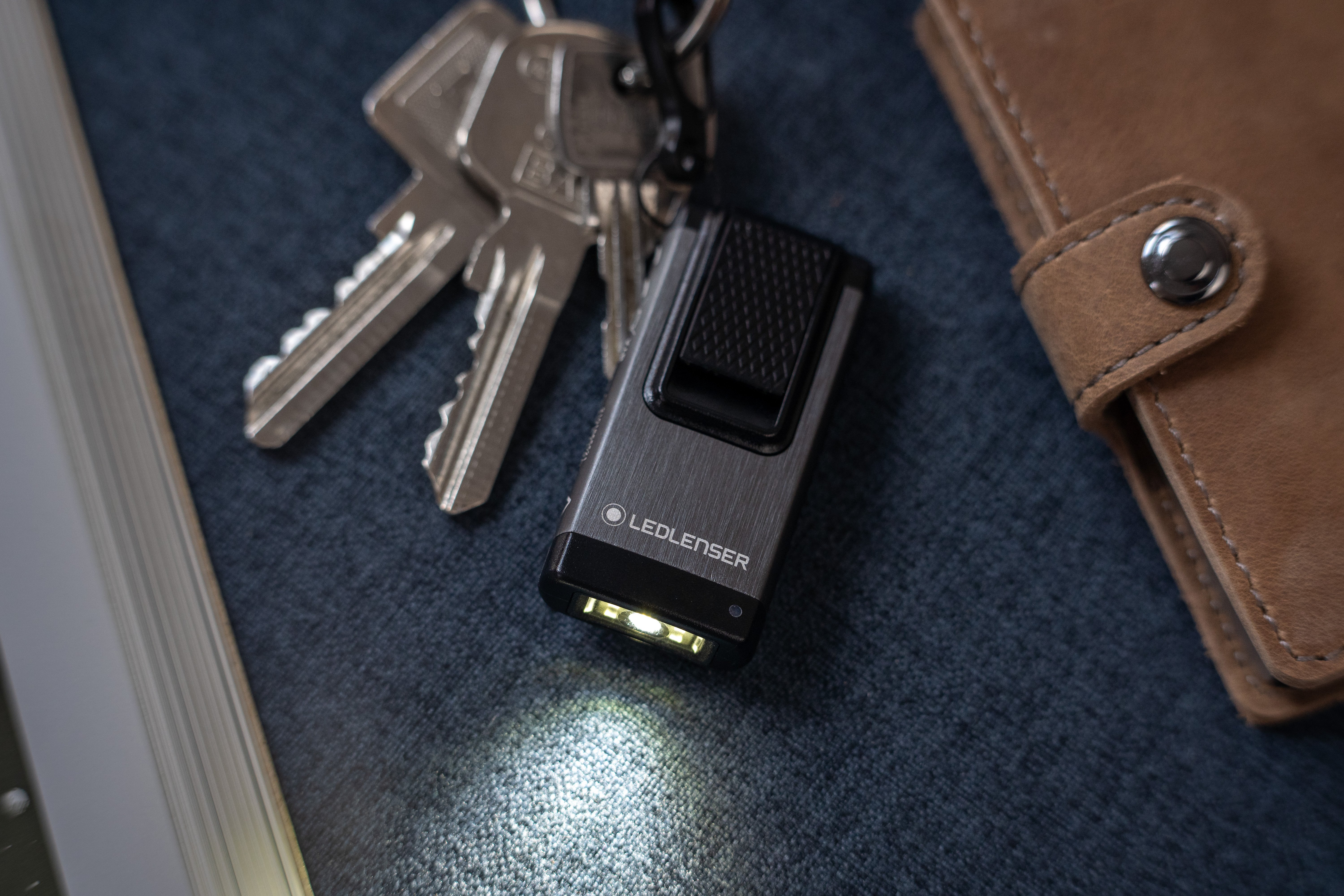 LEDLENSER Taschenlampe K4R am Schlüsselbund neben Geldbörse – Schlüssellampe mit Logo für Kunden