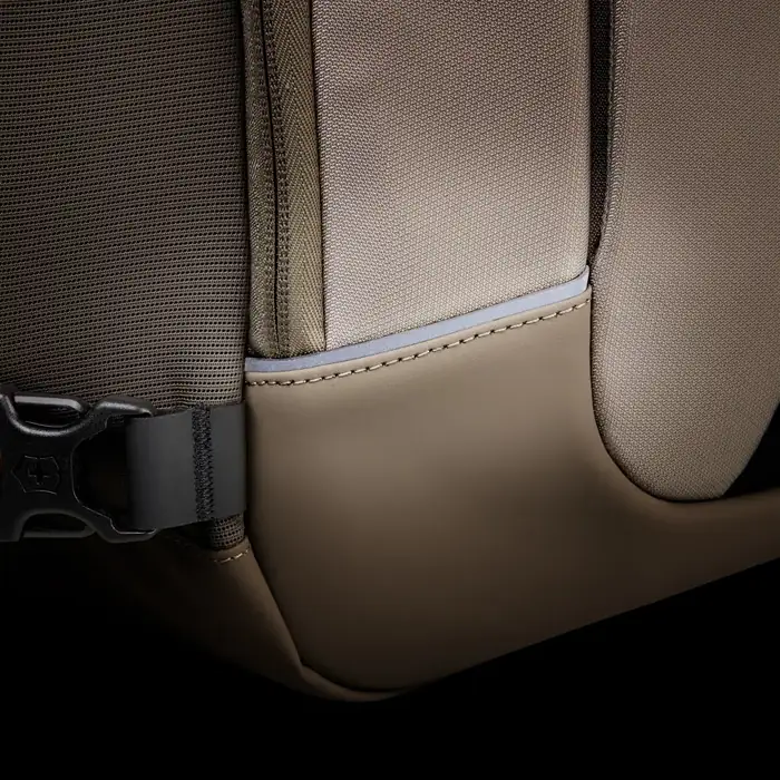Victorinox Altmont Modern Commuter Backpack Weiß, reflektierende Details am Boden – sichtbar im Dunkeln