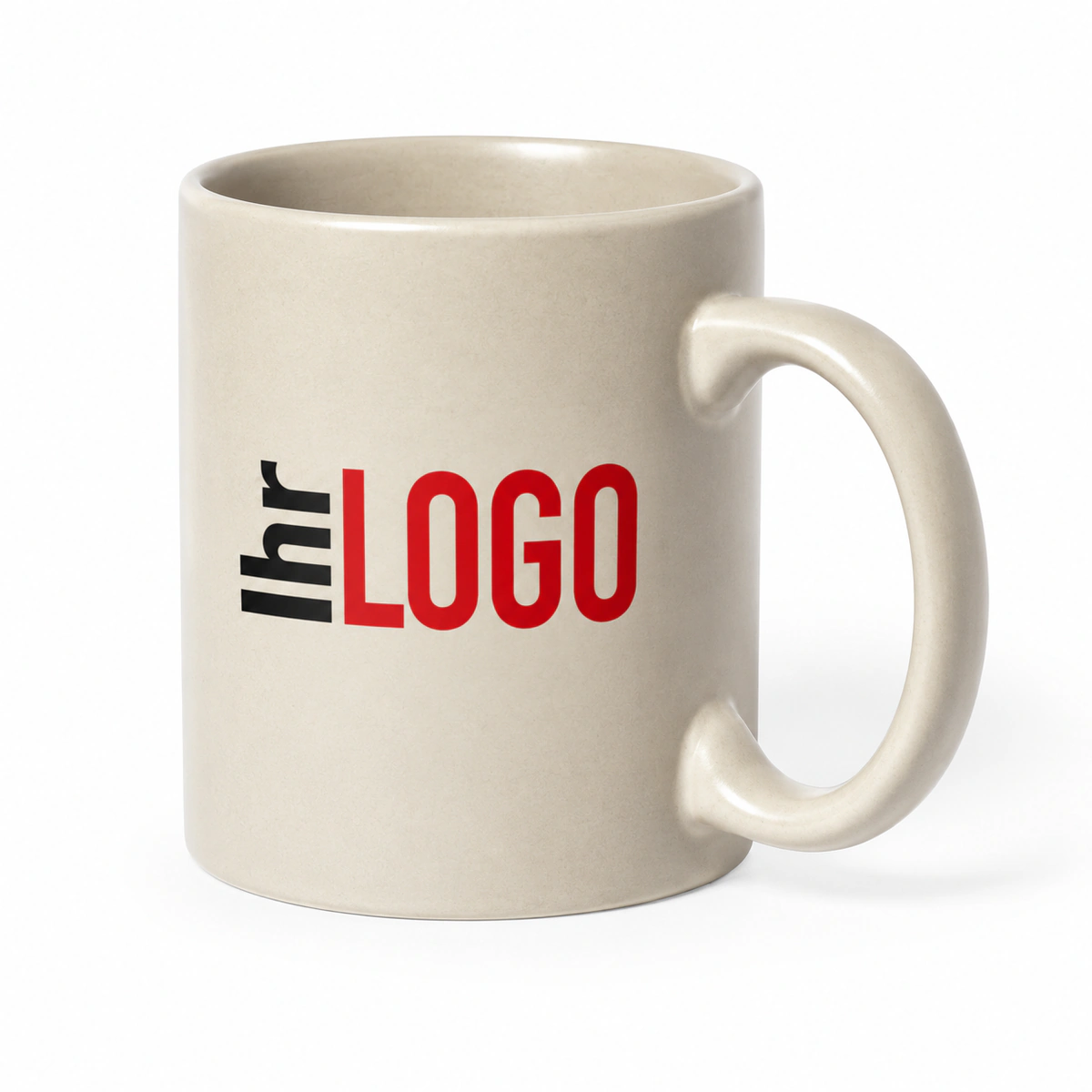 Naturbeige Tasse Malik mit rundem Henkel und schwarz-rotem Logoaufdruck als Werbeartikel, freigestellt vor weißem Hintergrund.