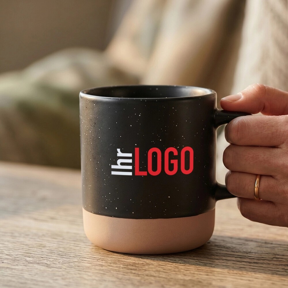 Pascal 360 ml Keramikbecher Pascal Keramikbecher 360 ml in Schwarz in der Hand auf Tisch – praktischer Werbeartikel für Büro und Alltag