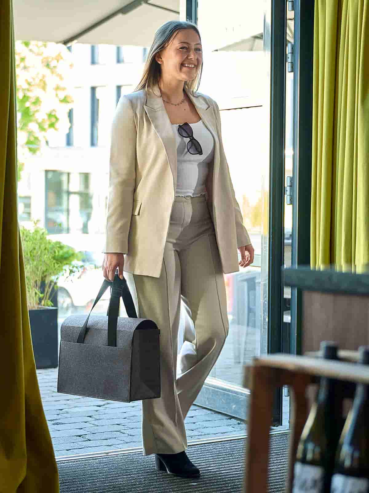 Frau mit Halfar Organizer PROFESSIONAL in Anthrazit – praktischer Business Organizer für Meetings und Geschäftsreisen