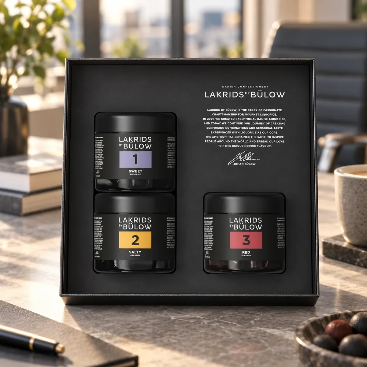 LAKRIDS BY BÜLOW Black Box mit drei kleinen Lakritzprodukten als hochwertiges Kundengeschenk auf einem Präsentationstisch.