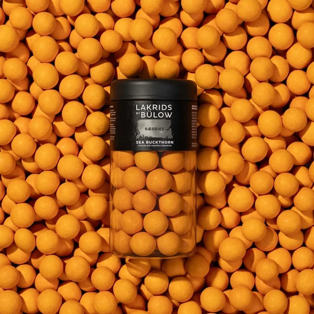 Lakrids by Bülow Sea Buckthorn Dose auf orangefarbenen Lakritzkugeln – Halloween-Aktion fürs Team