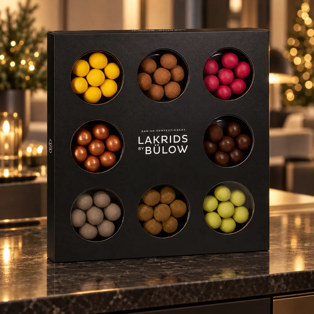 LAKRIDS BY BÜLOW Selection Box als weihnachtliches Lakritz-Geschenkset auf einem festlichen Empfangstisch im Unternehmen.