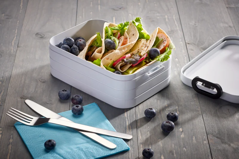 Mepal Take a Break Lunchbox Midi in Blau gefüllt mit frischen Zutaten – idealer Werbeartikel für Alltag und Ernährung