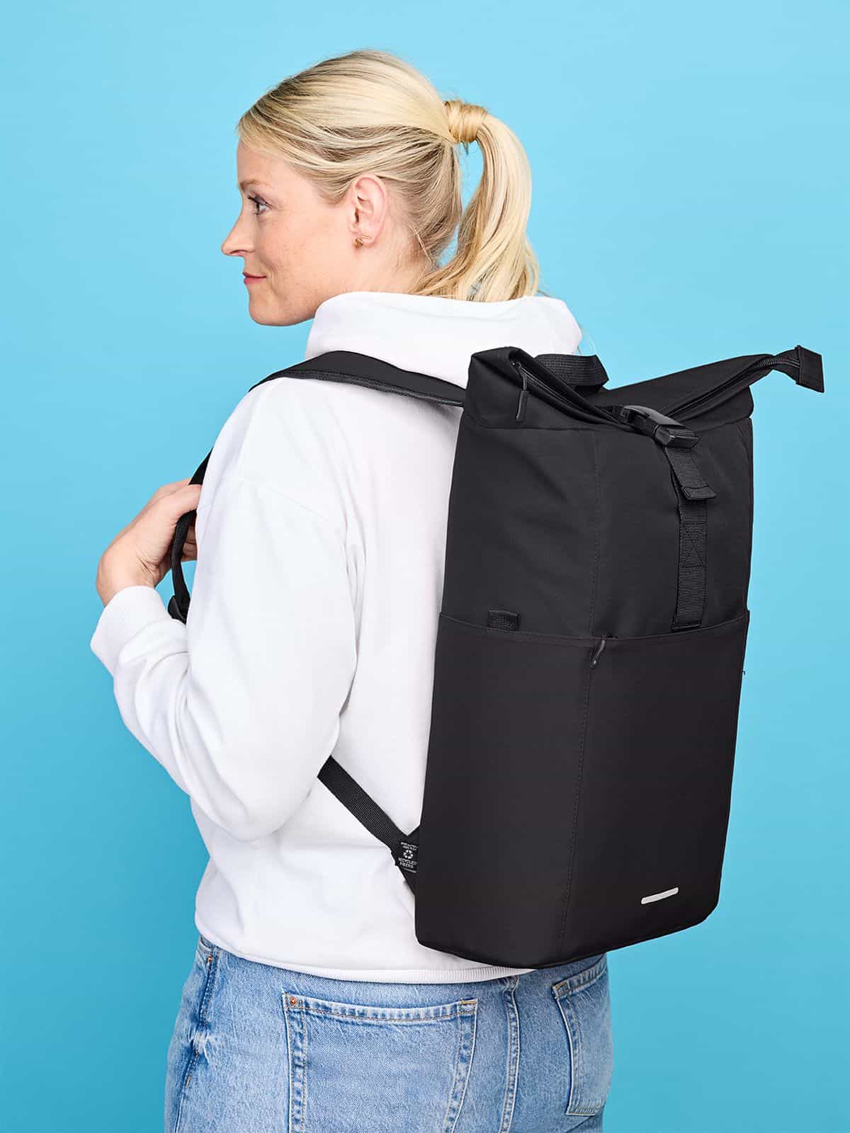 Frau mit Halfar Rucksack BASIC in Schwarz – klassischer Werbeartikel Rucksack für Alltag, Events und Promotion