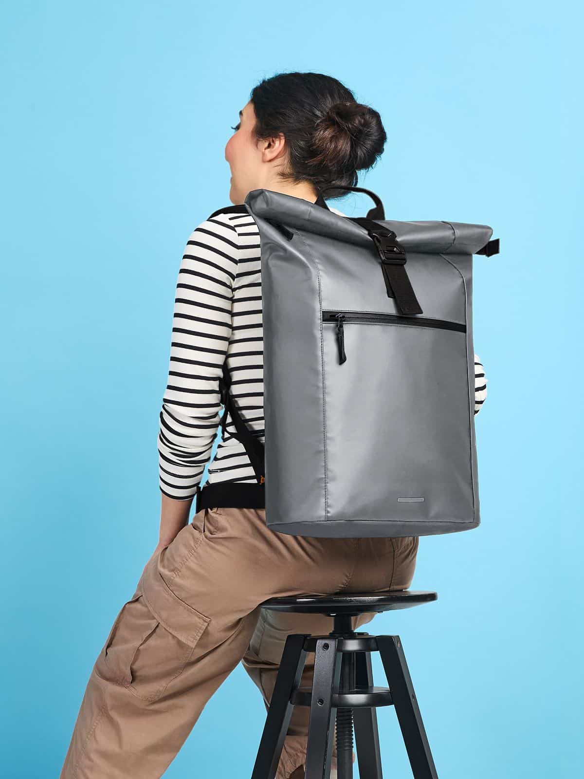 Frau mit Halfar Notebook Rucksack KURIER in Mittelgrau – moderner Business Rucksack für Alltag und Büro