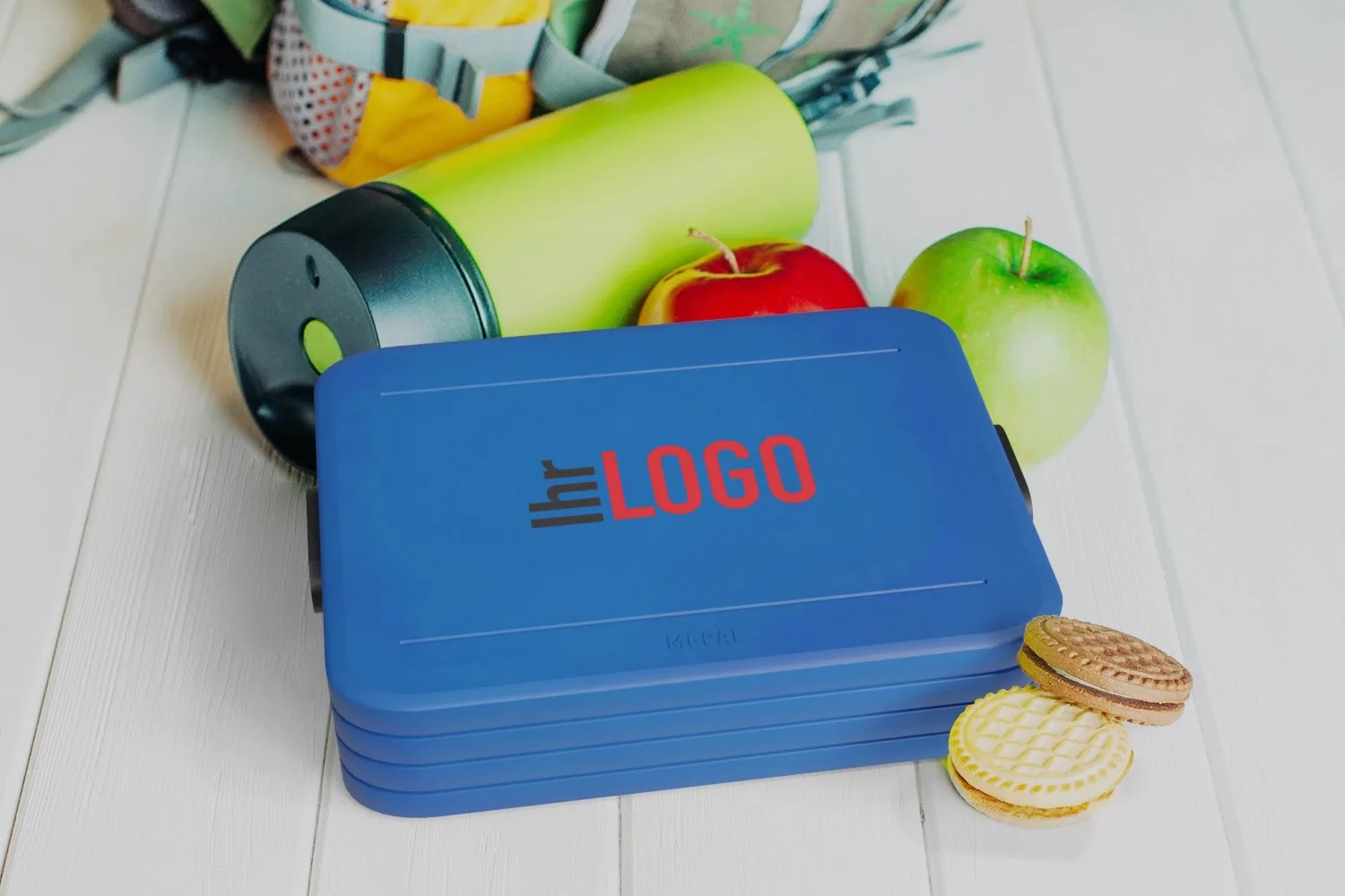 Mepal Lunchbox Midi in Blau auf dem Tisch – funktionaler Werbeartikel für Büro, Pausen und täglichen Einsatz