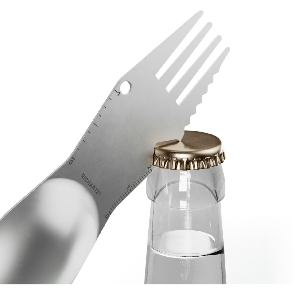 RICHARTZ Snacktool öffnet eine Glasflasche mit Kronkorken – Multitool als Werbeartikel mit Ihrem Logo