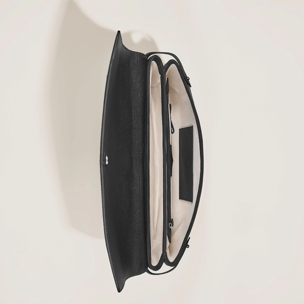 Montblanc Companion Schreibmappe Innenansicht, durchdachte Aufteilung für Dokumente, Schreibgeräte und Zubehör, elegante Lösung für Business und professionelle Organisation.