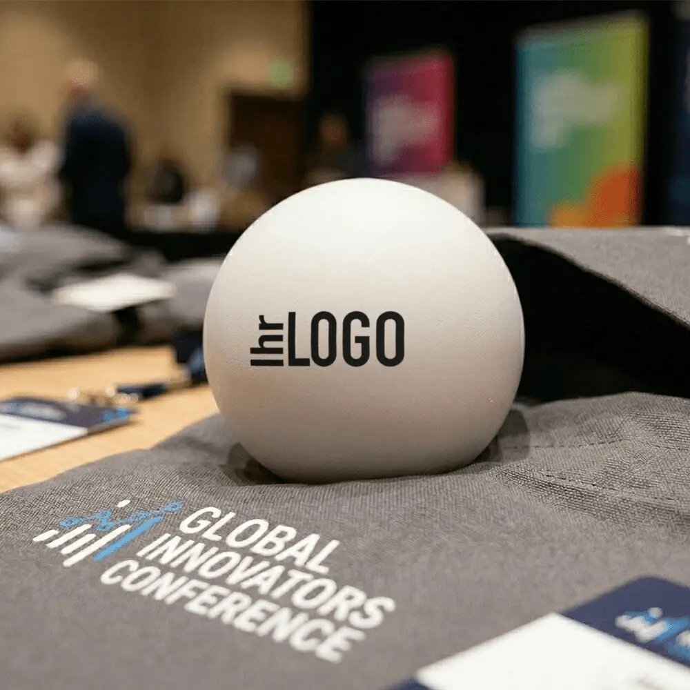 Cool Round Antistressball in Orange auf Messe – effektiver Werbeartikel für Events, Giveaways und Promotion