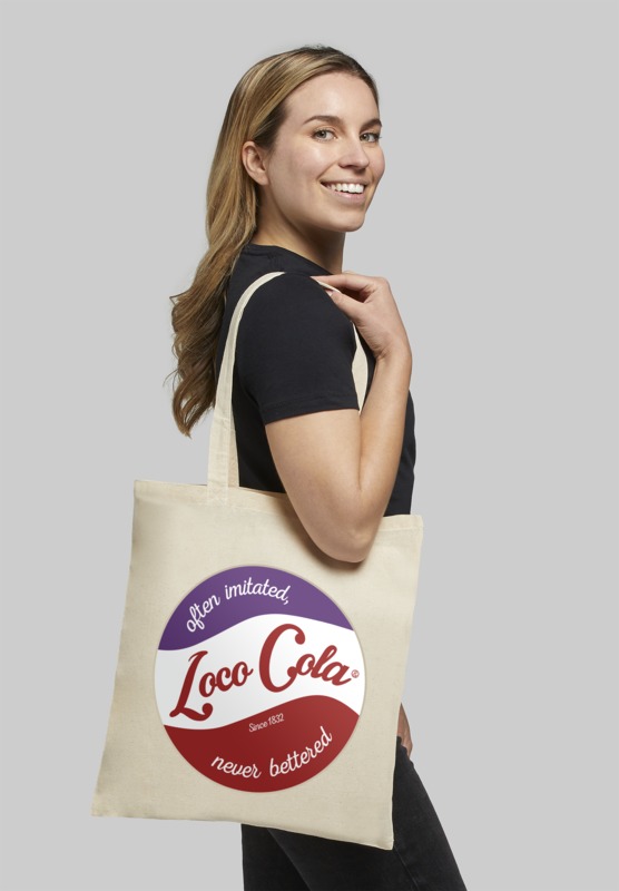 Frau trägt MADRAS 140 Baumwolltasche in Natural – nachhaltiger Werbeartikel mit Logo bedrucken für Unternehmen und Promotion
