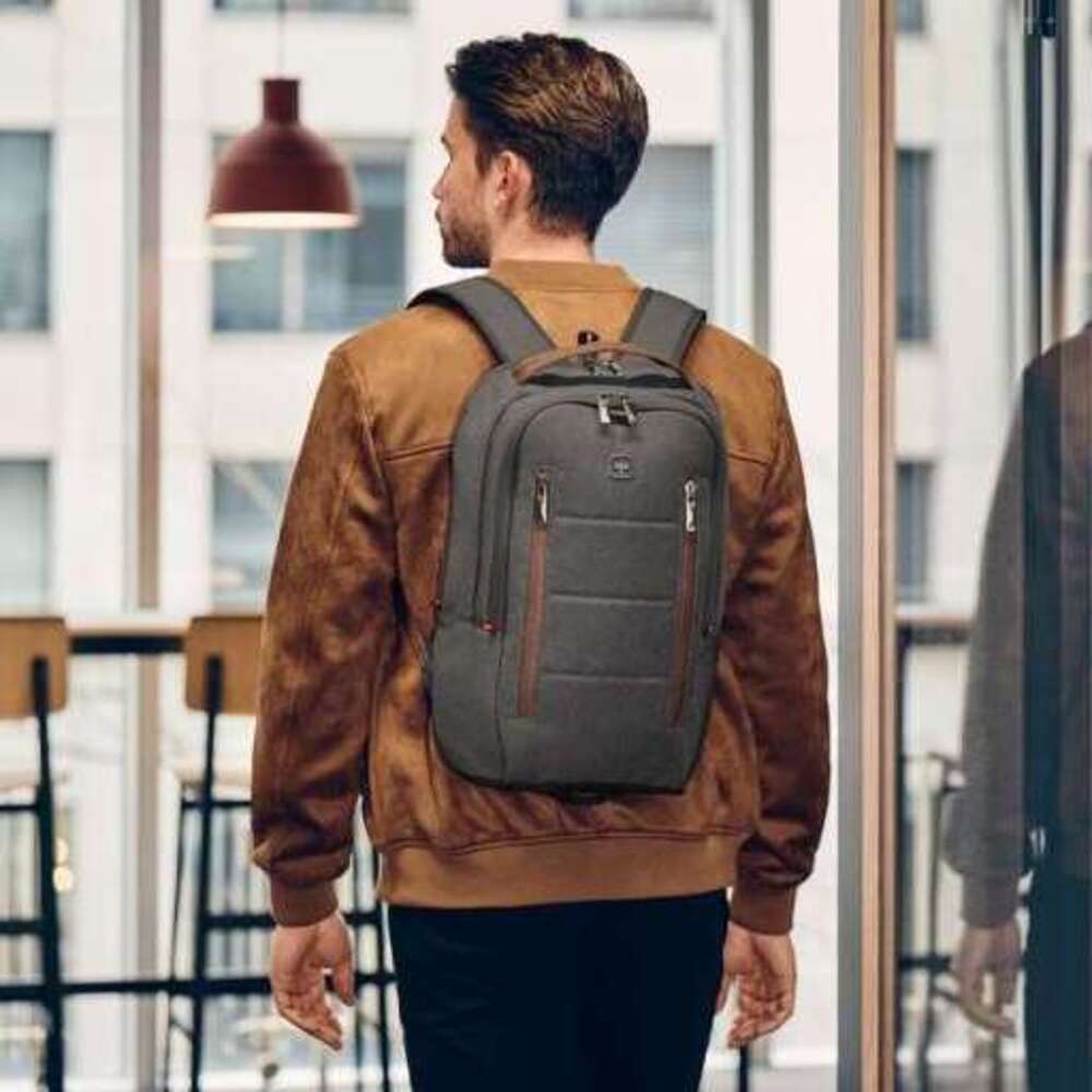 Wenger CityUpgrate Mann trägt Wenger CityUpgrade Rucksack im urbanen Alltag – moderner Werbeartikel für Business, Reisen und Promotion