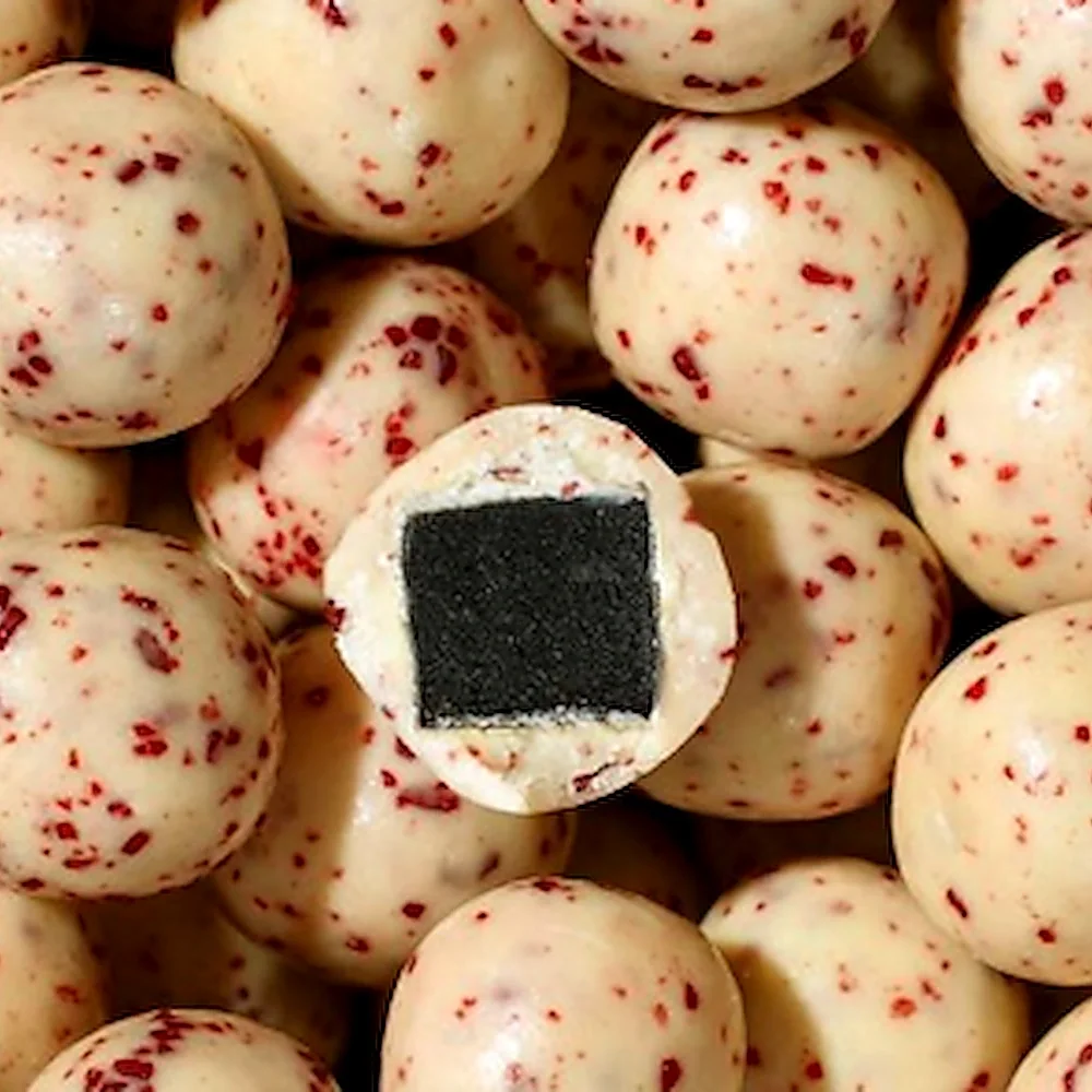 Lakrids by Bülow Cherry Sour angeschnitten: Lakritz mit Kirschsprenkeln – Sorte in Black Box Classic & Cherry Sour 385 g