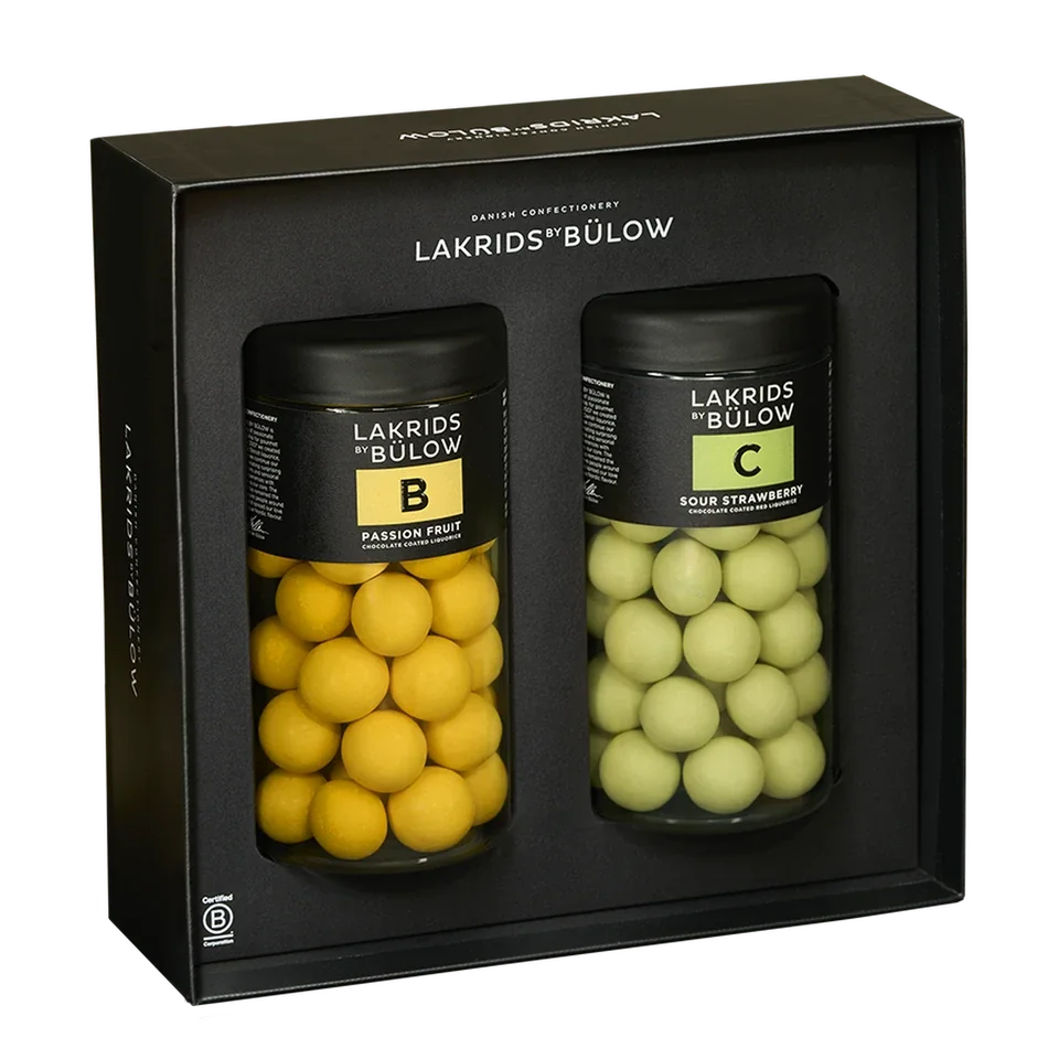 Geschenkbox Black Box B & C Lakrids by Bülow – Produktfoto der schwarzen Geschenkbox mit zwei Dosen, freigestellt