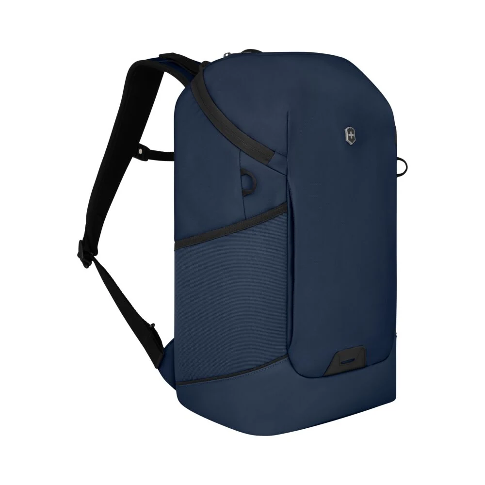 Victorinox Altmont Modern Commuter Backpack Navy schräg von vorn – dunkelblauer Pendlerrucksack mit Logo