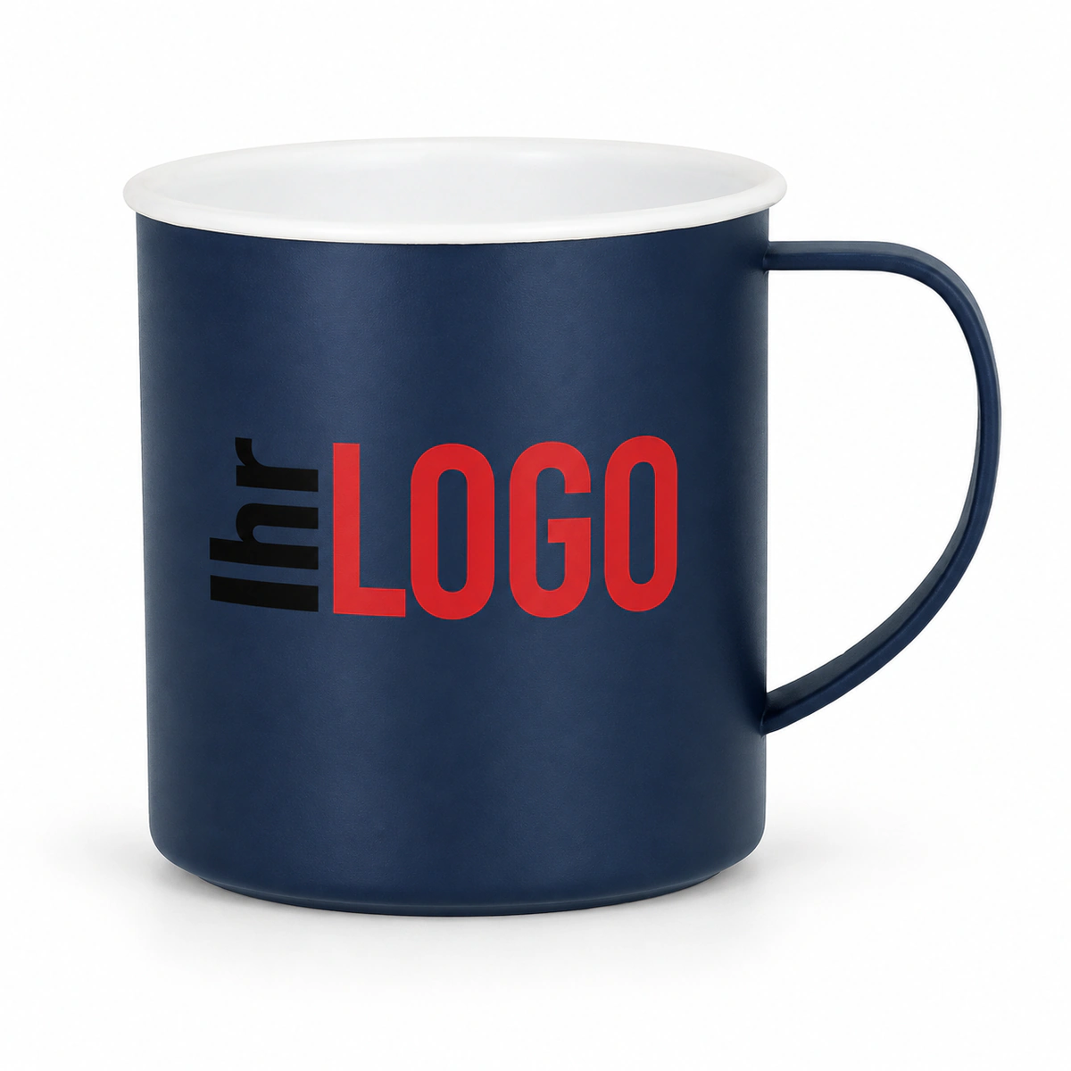 Marineblaue Tasse Mayfer mit weißem Rand, dünnem Henkel und schwarz-rotem Logoaufdruck als Werbeartikel vor weißem Hintergrund.