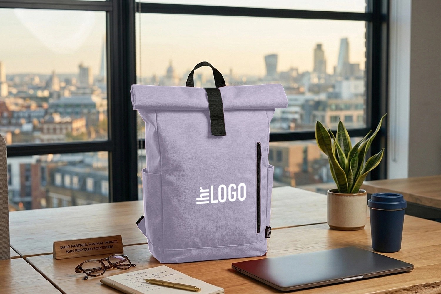 BYRON PRET Rucksack in Flieder auf dem Schreibtisch im Büro platziert – stilvoller Werbeartikel für Business, Arbeit und Organisation