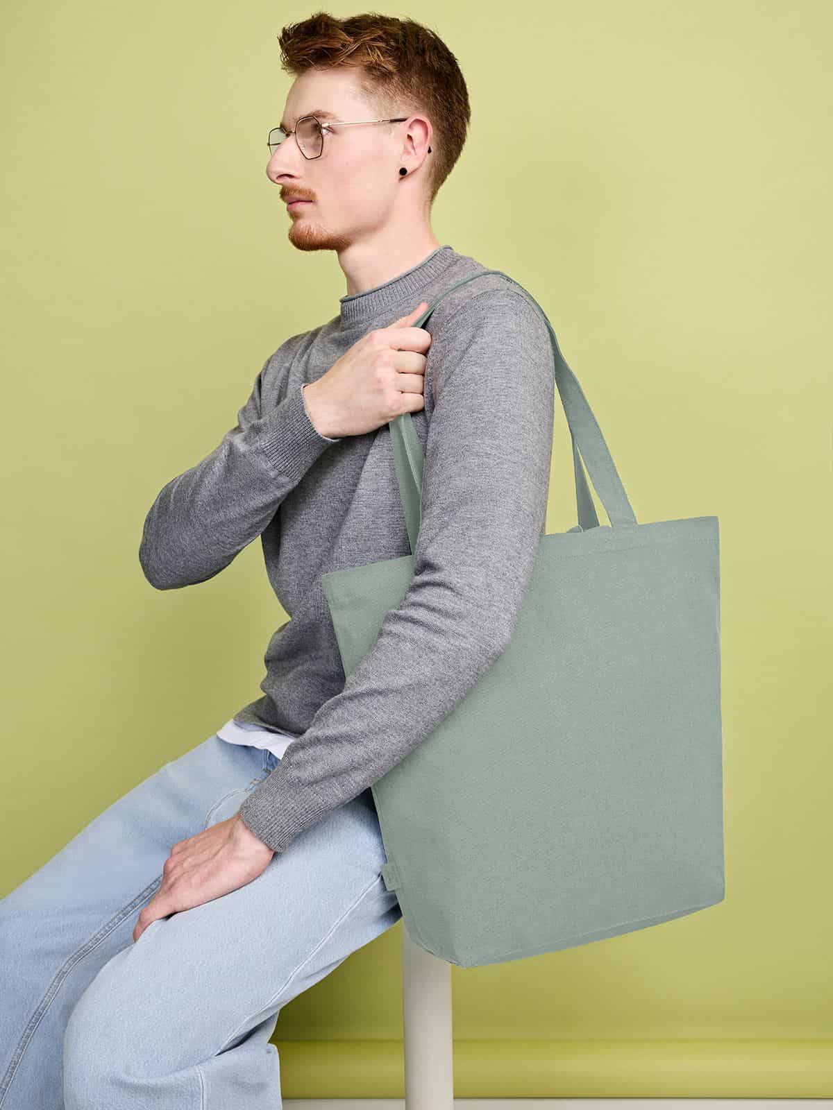 Mann mit Halfar Freizeit Shopper ORGANIC in Grün/Grau – robuste nachhaltige Werbetasche für Einkauf und Alltag