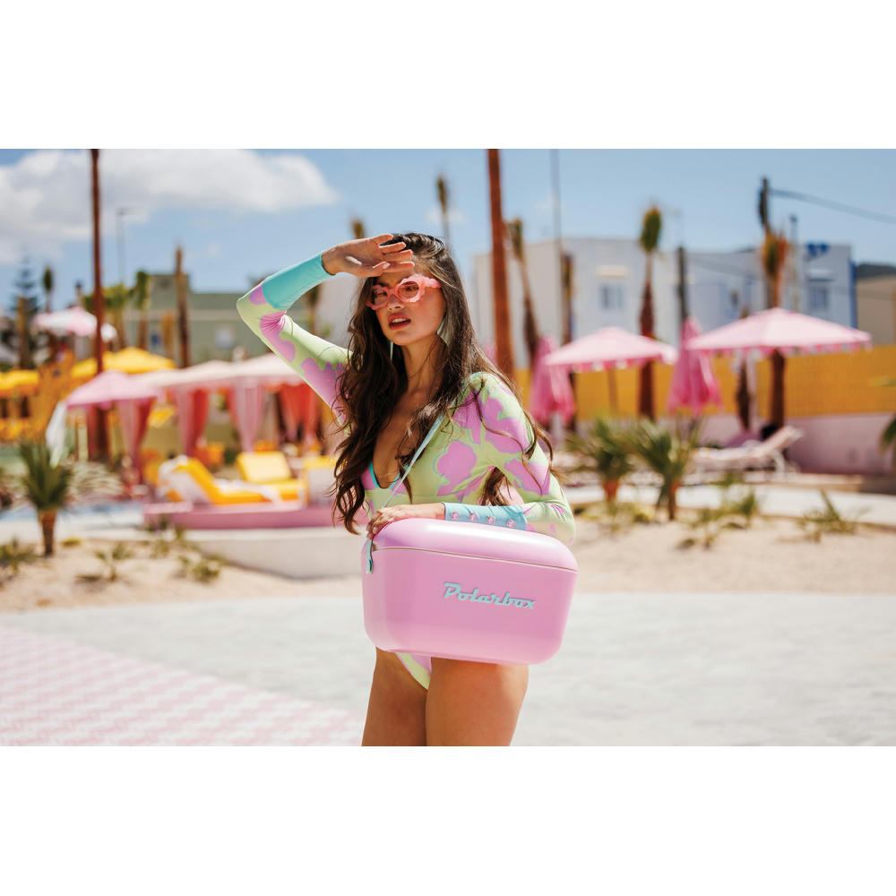 Schöne Frau mit Polarbox Kühlbox am Strand – trendiger Werbeartikel für Sommer, Picknick und Outdoor-Aktivitäten