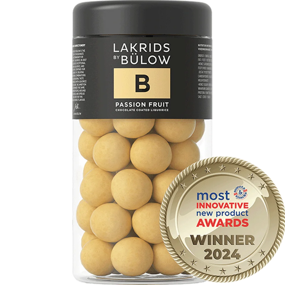 Schoko-Lakritz B Passion Fruit Lakrids by Bülow – Produktfoto der schwarzen Lakritzdose, freigestellt
