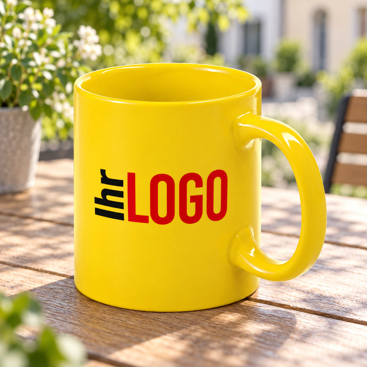Gelbe Tasse Zifor mit Logoaufdruck auf einem Holztisch einer sonnigen Terrasse, mit Pflanzen im Hintergrund, als Werbetasse.