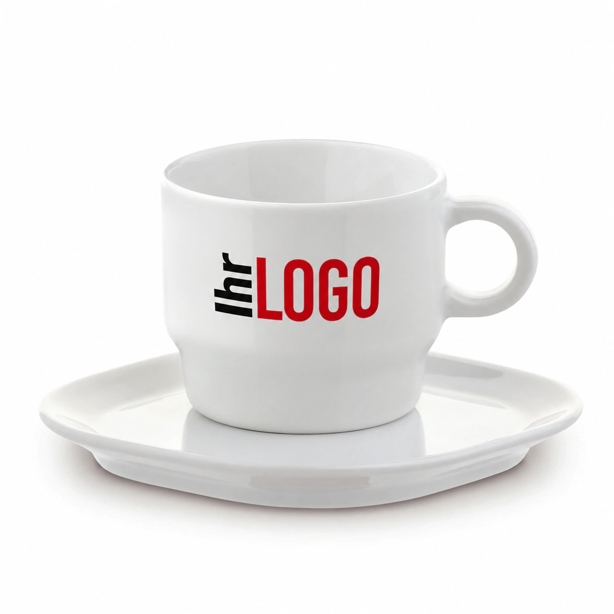 Weiße Tasse Satellite, 180 ml, mit Logo und eckiger Untertasse als Werbetasse vor weißem Hintergrund.
