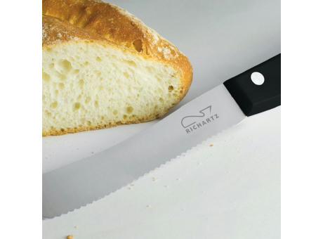 RICHARTZ Frühstück cut and eat black: Frühstücksmesser neben frischem Brot – Messer mit Gravur Ihres Logos