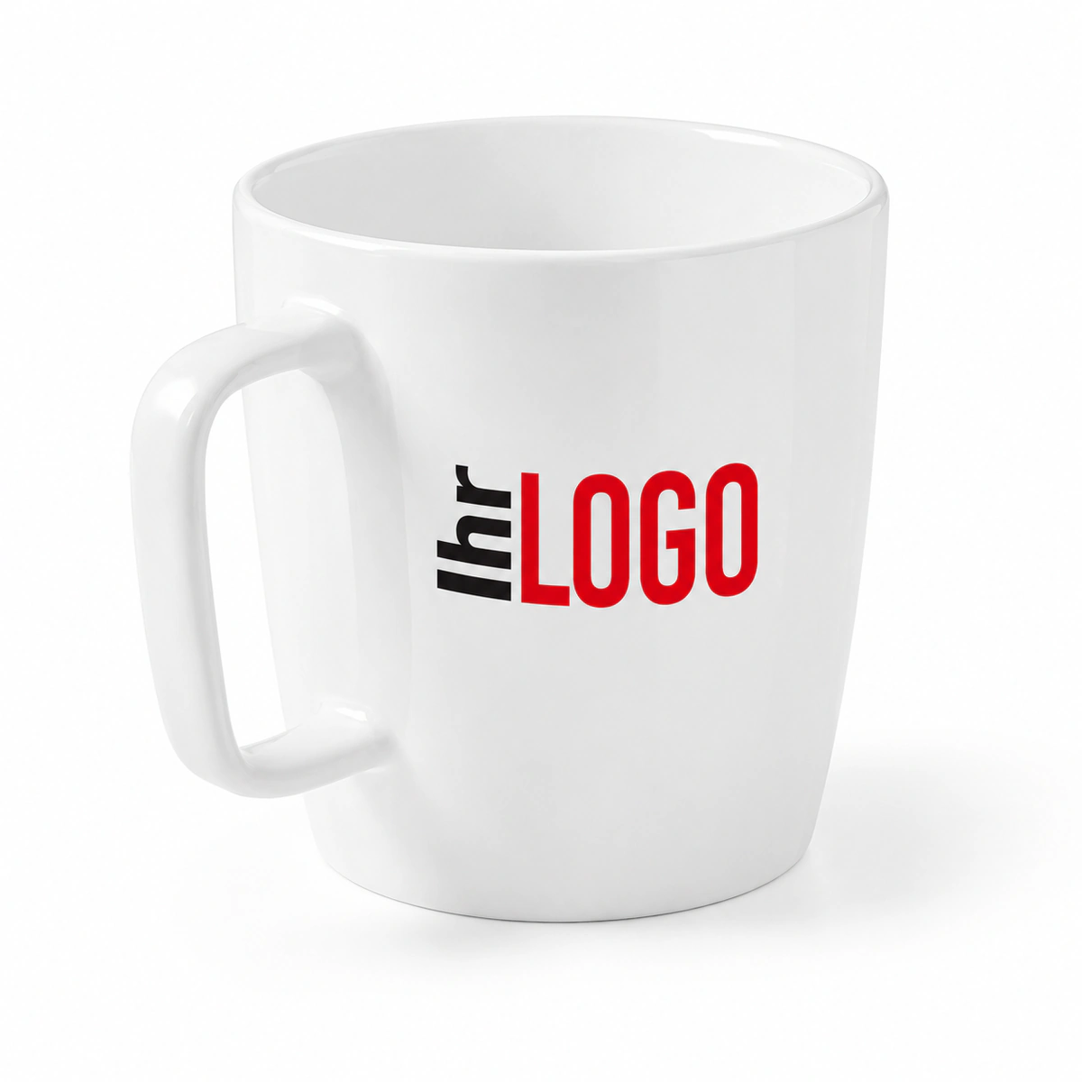 Weißer Keramikbecher Dhoni White, 450 ml, mit Logoaufdruck und langem Henkel als Werbeartikel vor weißem Hintergrund.