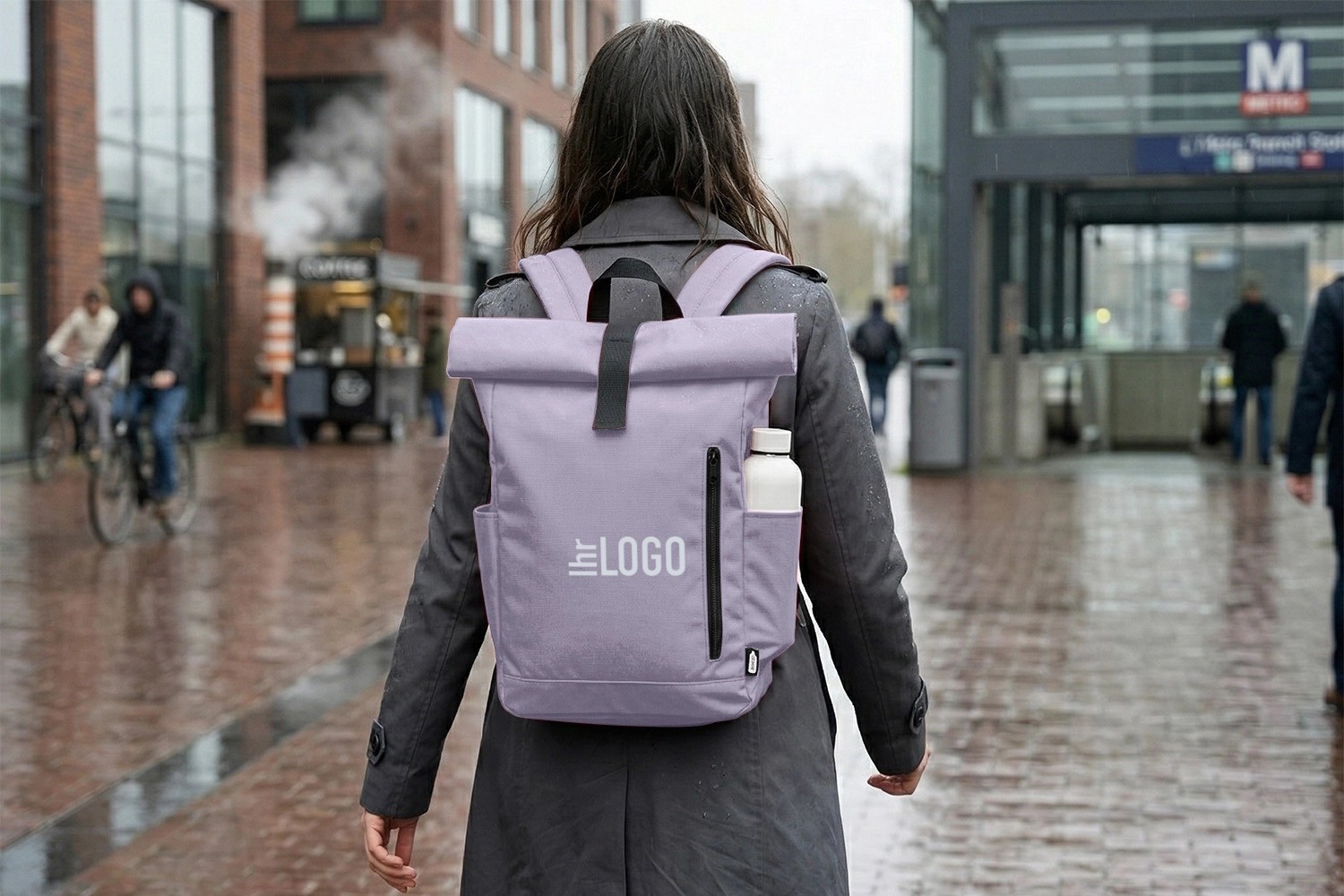 Frau mit BYRON PRET Rucksack in Flieder im Regen unterwegs – robuster und moderner Werbeartikel für Alltag und Outdoor-Nutzung