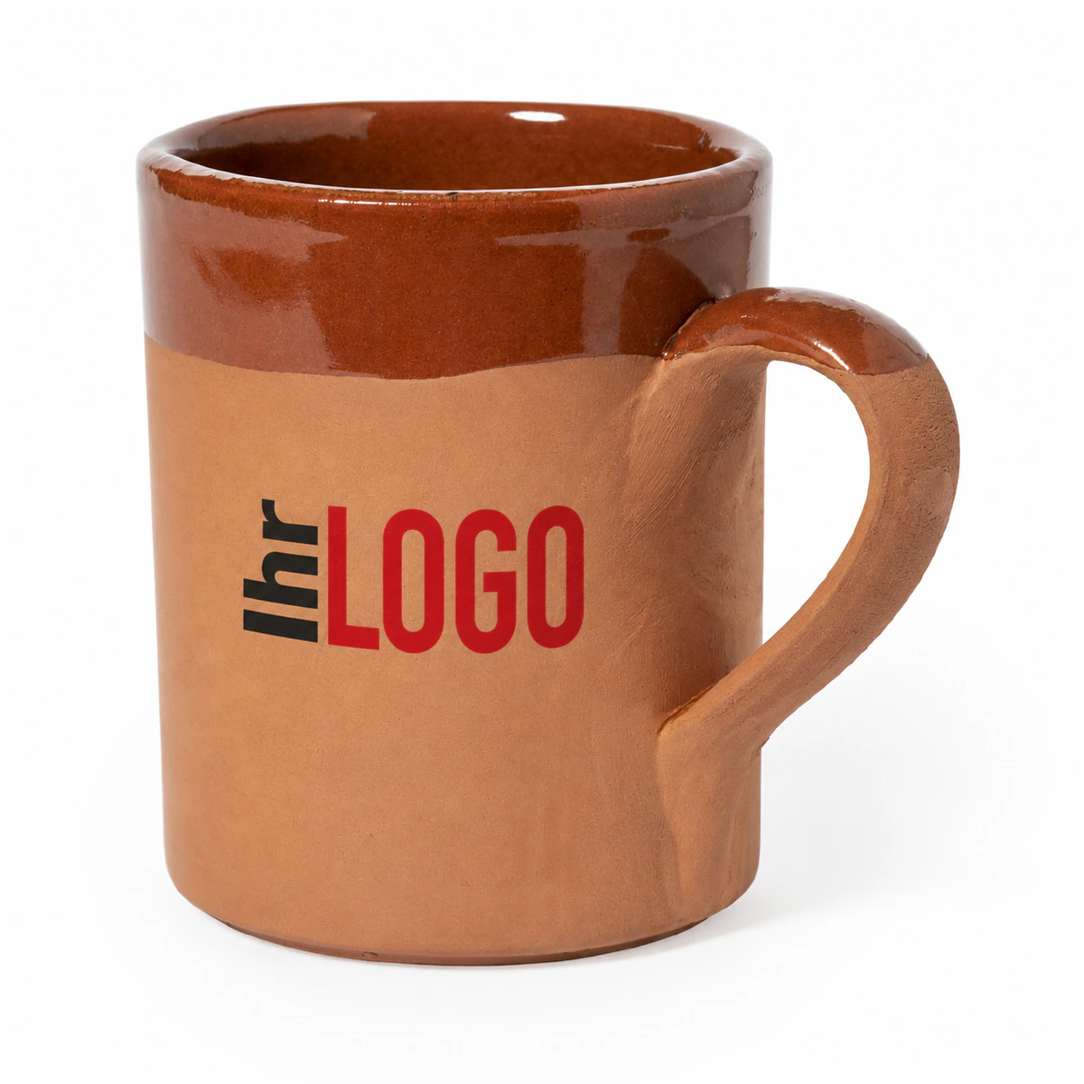 Braune Tasse Sintax mit dunklem glänzendem Rand und Logoaufdruck auf der matten Vorderseite als Werbeartikel vor weißem Hintergrund.