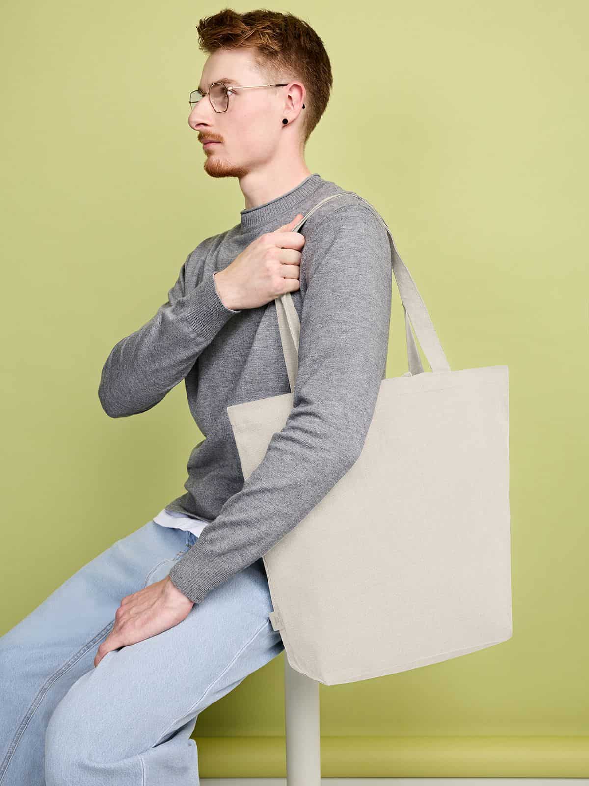 Mann mit Halfar Freizeit Shopper ORGANIC in Natur – umweltfreundlicher Werbeartikel Shopper für Einkauf und Freizeit
