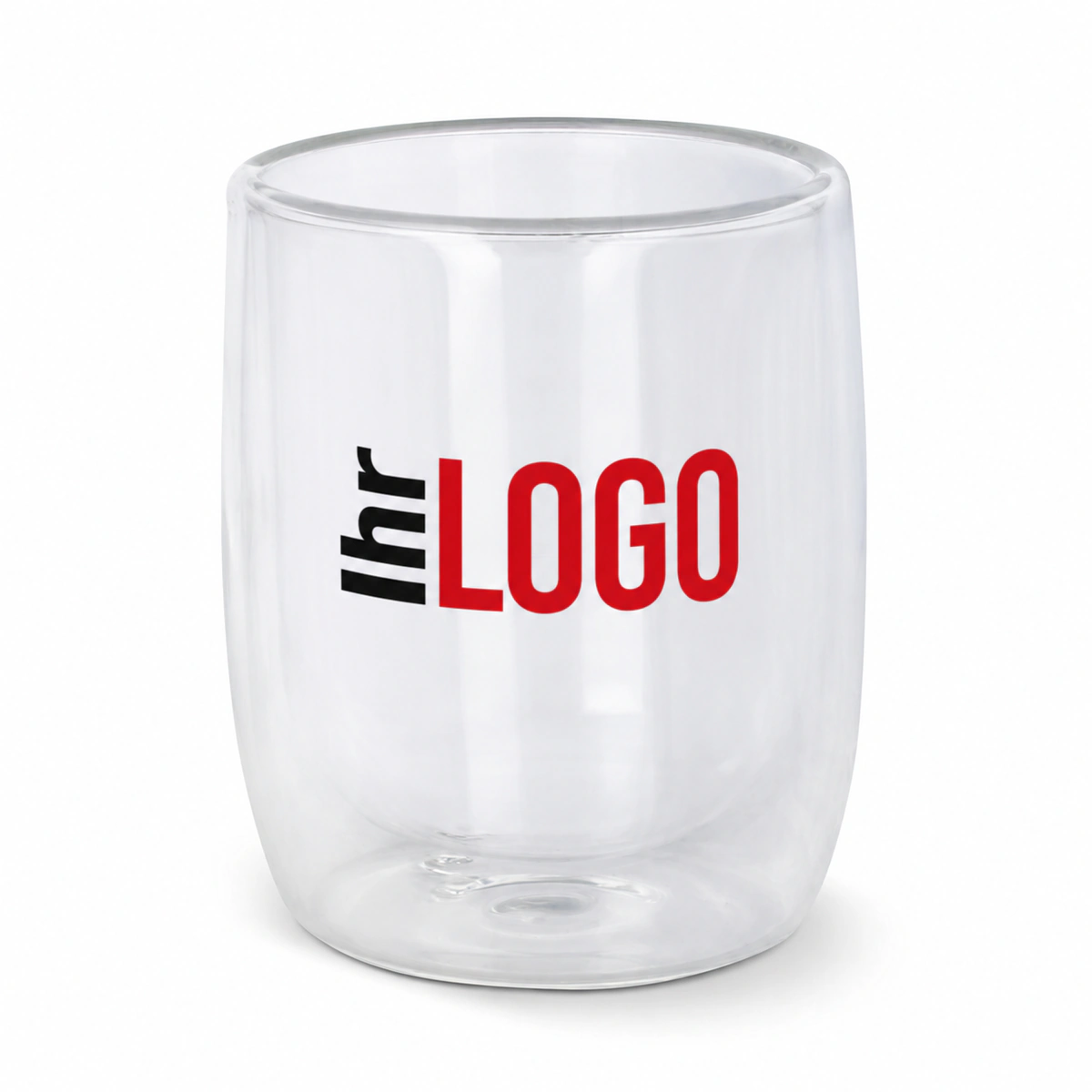Doppelwandiges Kaffeeglas Marian, 230 ml, mit rot-schwarzem Logo und transparenten Wänden vor weißem Hintergrund.