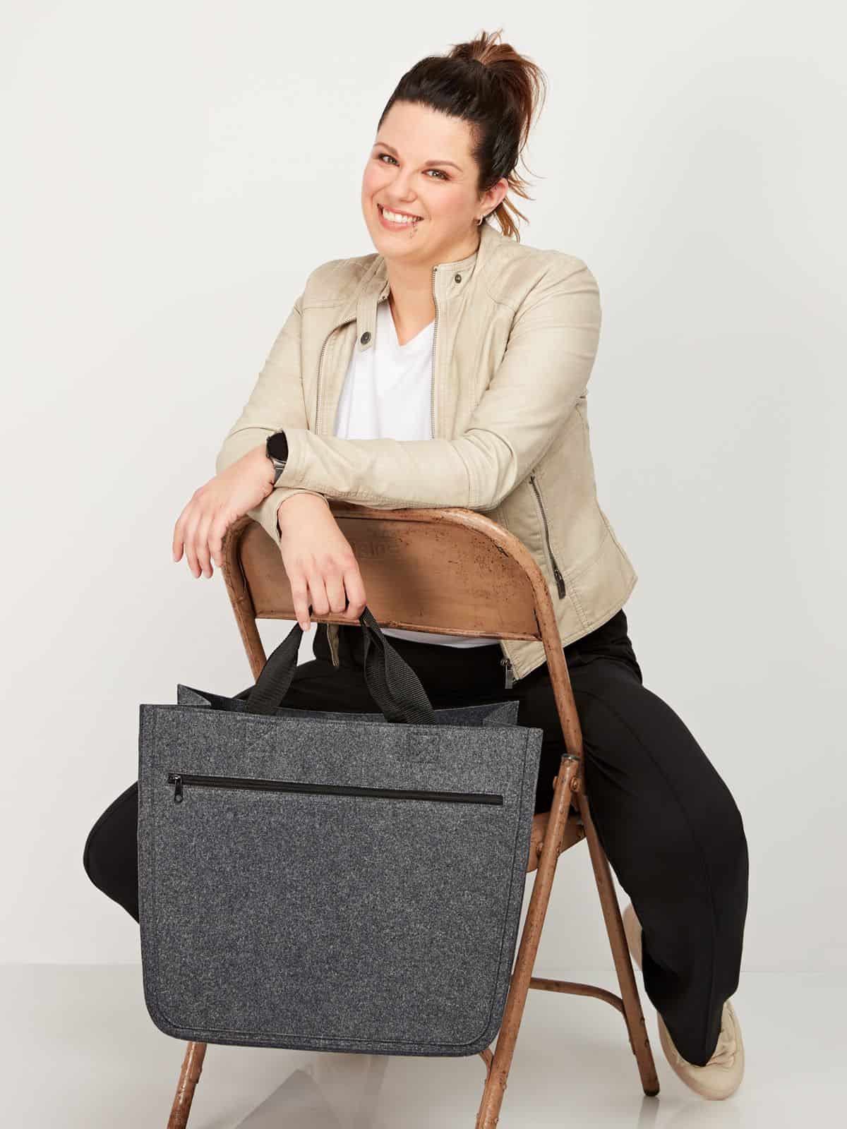 Frau mit Halfar Filzshopper Softbasket in Anthrazit – Werbeartikel Tasche mit Logo bedrucken für Unternehmen